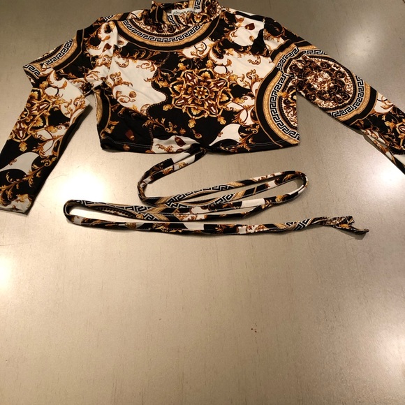 Two piece pants set Black and gold stretchy material crop top - Picture 3 of 3